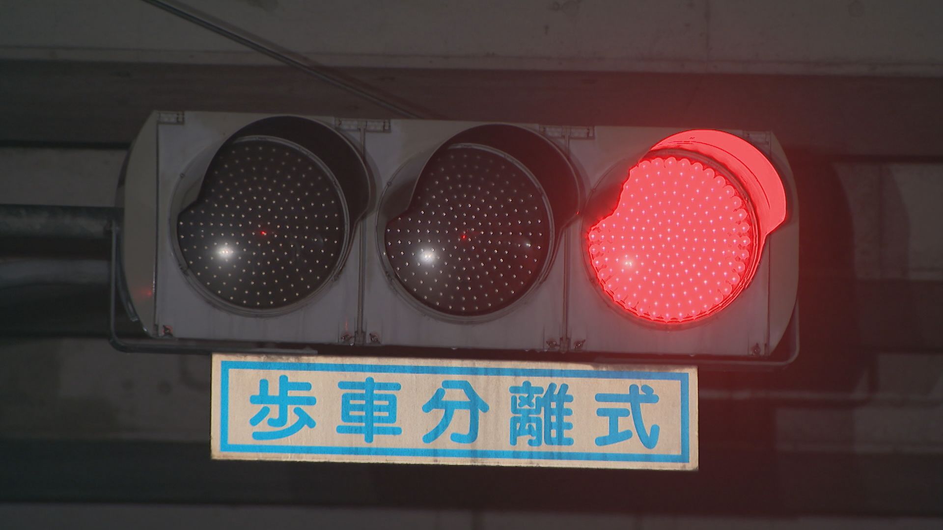 パトカーから逃げた原付バイクが乗用車に衝突　運転手は車両を放置して逃走