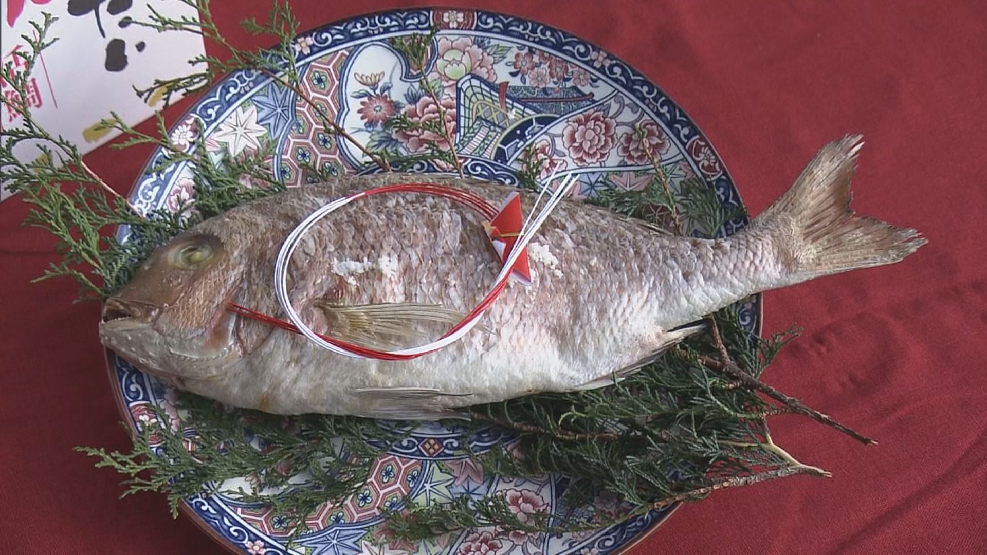 マダイ丸ごと「めでたい焼き」づくりが最盛期 年末年始の縁起物 中にはワカメ 温めるだけで手軽に食べられる 三重・尾鷲市