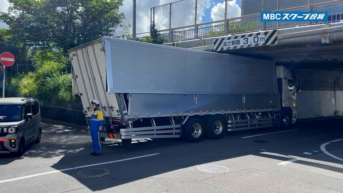 国道10号下の高架橋にトラックがはさまる　目撃者「荷台が60センチほどずれていた」高さ制限は3メートル…荷台扉が大きく傾く　鹿児島市