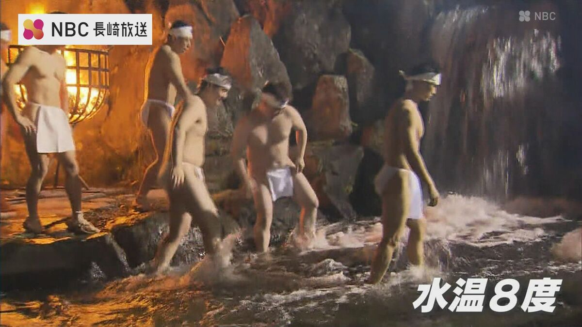 大寒の早朝 白装束やふんどし姿で水温8度の川で心身清める 雲仙・橘