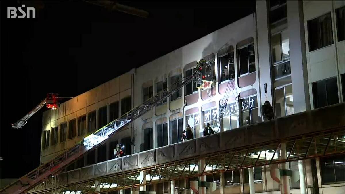 サムネイル_「火災報知機が鳴った、煙が出ている」繁華街にある雑居ビルで火災　けが人なし 火元は無人の英会話教室か　新潟・長岡市