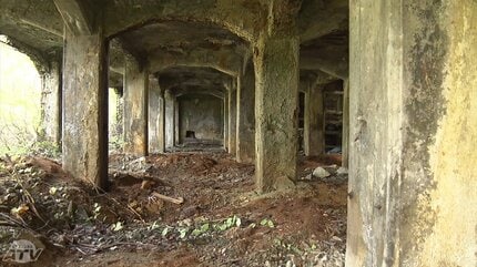 廃墟のような施設の跡地はかつて“神風鉱山”の異名をとった廃鉱山 作業