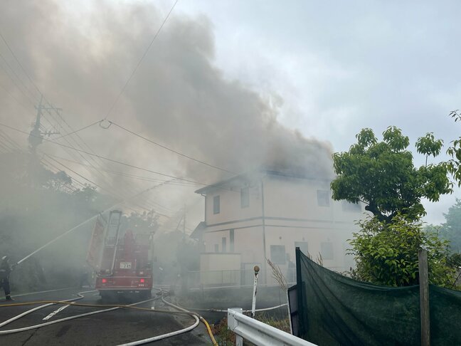 長崎市で2階建て住宅の一部を焼く火事で住人の男性が病院搬送　命に別状なし|TBS NEWS DIG