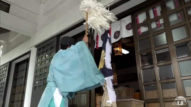 「久しぶりにいい音を鳴らして気持ちのいい参拝をいただけるのでは」むつ市の田名部神社の「鈴緒」新しくなる 新型コロナの影響で撤去されて以来約6年ぶりに取り付け 青森県|TBS NEWS DIG