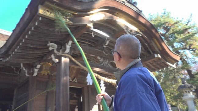 「誠心誠意、心を込めて掃除」神社で“すす払い”　およそ５ｍの竹ぼうきで1年のほこりを落とす　山梨・武田神社|TBS NEWS DIG