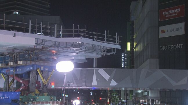 長さ29メートル 重さ59トンの橋桁を取り付け　96個のタイヤがついた台車で運び　広島駅と商業施設を結ぶペデストリアンデッキ　夜を徹して作業　広島|TBS NEWS DIG