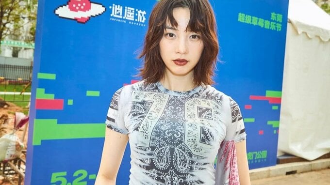 【 のん 】簡体字で「みんなありがとう」中国の大型音楽フェス「ストロベリーミュージックフェスティバル」に出演　フェスメイク＆衣装を投稿|TBS NEWS DIG