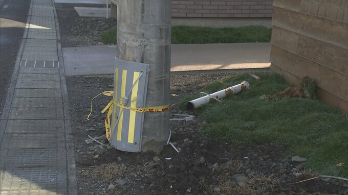 「電柱に車が衝突して1人がはさまっているようだ」軽トラックが電柱に衝突　運転していた男性が意識不明の重体　|　青森のニュース│ATV NEWS│青森テレビ