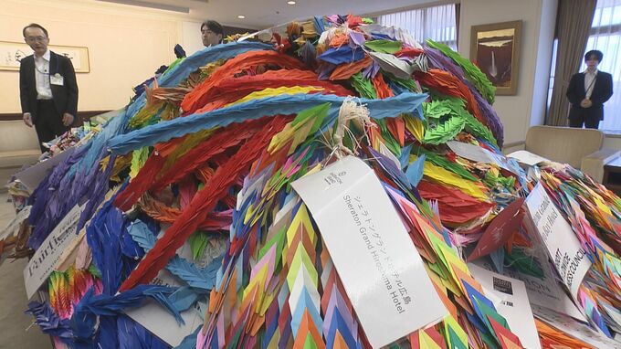 7万9904羽の折り鶴を寄贈「もっと世界が平和に」シェラトングランドホテル広島総支配人が松井市長訪問|TBS NEWS DIG