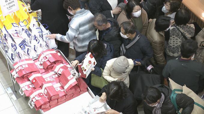 開店前から約５００人の行列・・・和菓子、キッチン用品の福袋が好評　山口市のデパートで初売り|TBS NEWS DIG