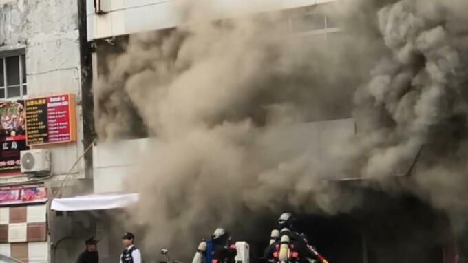 沖縄市のバイク店の火災で黒煙が立ち上る　関係者が軽いやけども命に別状なし　|　沖縄のニュース｜RBC 琉球放送