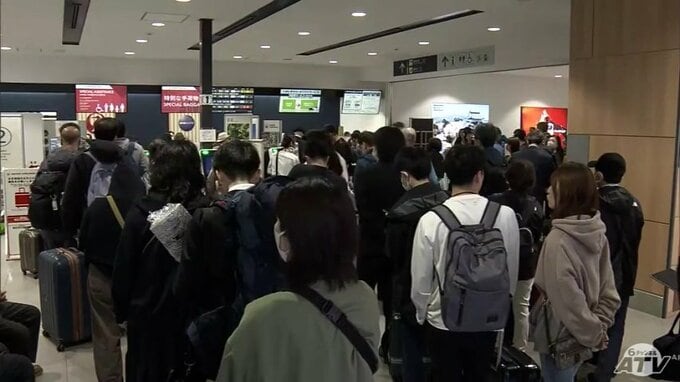 東京・羽田空港で管制システムに一時障害発生　青森空港にも影響　航空会社のカウンターは予約変更をする人で行列が|TBS NEWS DIG