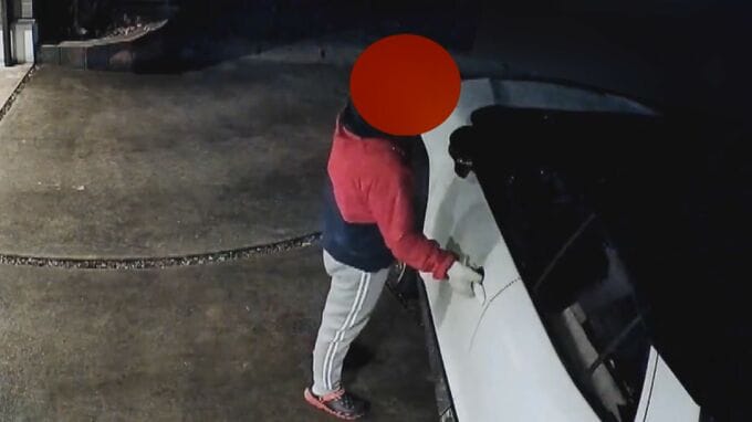 「ライト点灯も動じず…気持ち悪かった」不審者が家の敷地内へ　車上ねらいか、防犯カメラが捉えた一部始終　|　大分のニュース｜OBS NEWS｜大分放送