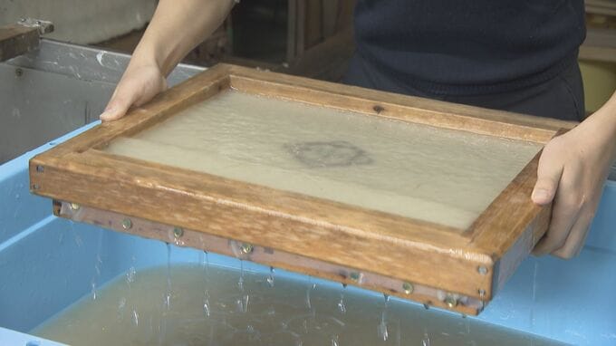 「ほかではできない体験」地元工芸品の手すき和紙を使った卒業証書を児童が制作　山口|TBS NEWS DIG