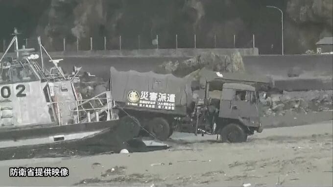 孤立地域解消へ　自衛隊 がれき撤去の重機など輪島市に陸揚げ　能登半島地震|TBS NEWS DIG