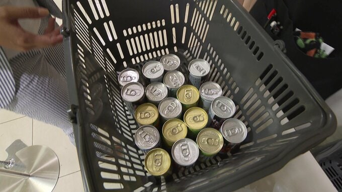 詰め放題で袋いっぱいに手に入れた19個の缶ジュース