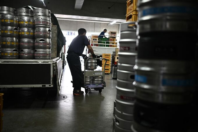 アサヒ､15工場で一部生産再開-代替需要増でキリンHDなど出荷制限