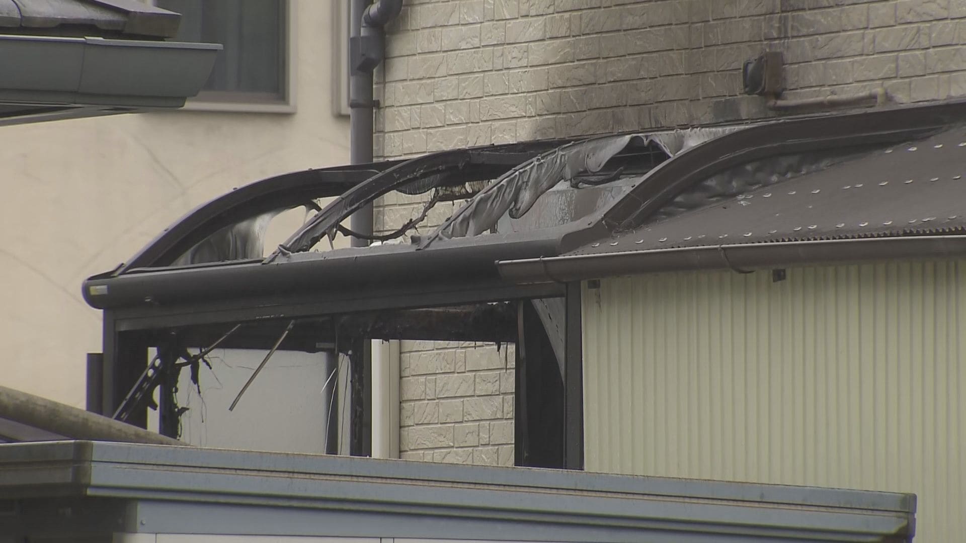 住宅から「炎があがっている」と通報　住人の男性会社員（43）が一酸化炭素中毒で死亡　警察と消防が出火原因調べる