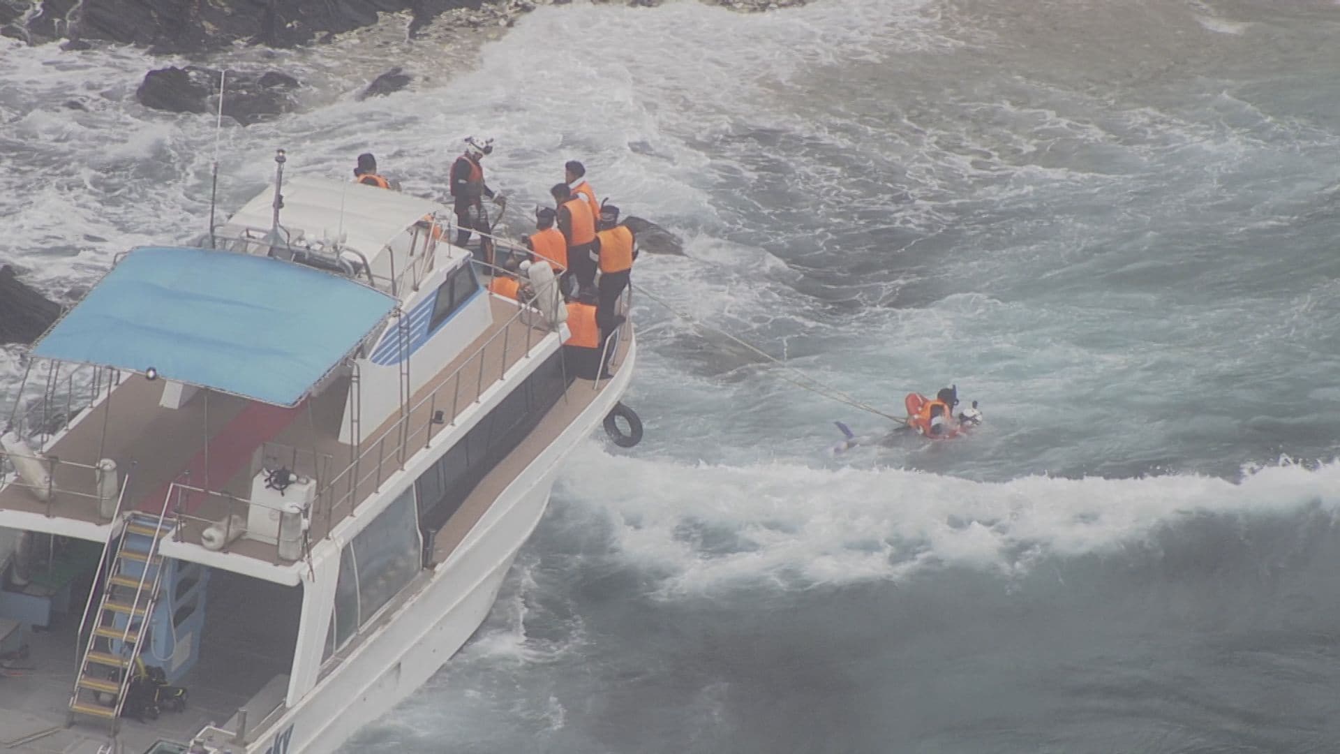 ダイビング船が座礁 11歳と13歳含む乗客乗員24人を全員救助 沖縄・慶良