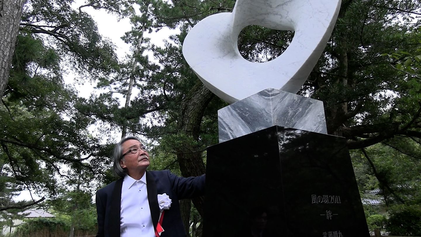 芸術家・武藤順九さんが彫刻作品を出雲大社に奉納 がれきの下に芽吹い