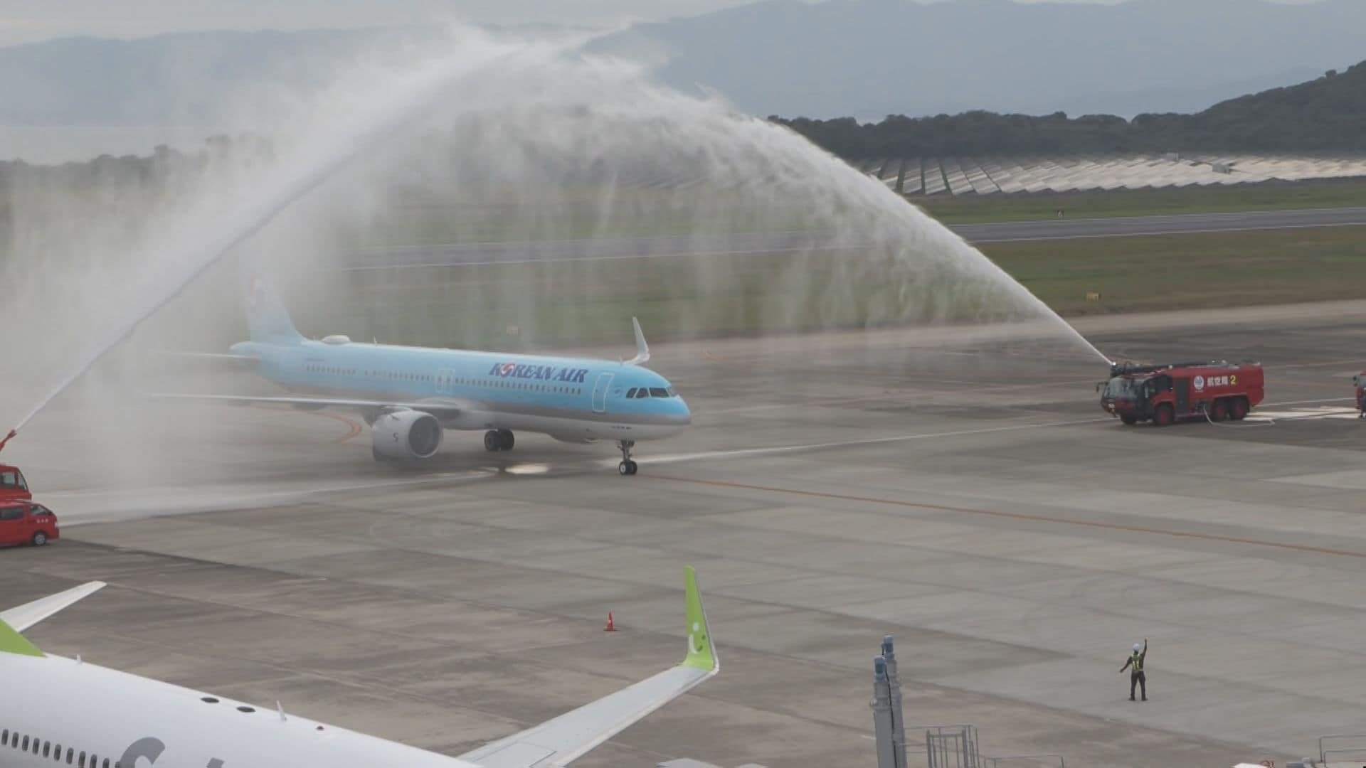 長崎−韓国・ソウル 国際定期航空路線が約11年半ぶりに再開 放水アーチで到着便を歓迎（ＮＢＣ長崎放送）｜ｄメニューニュース（NTTドコモ）
