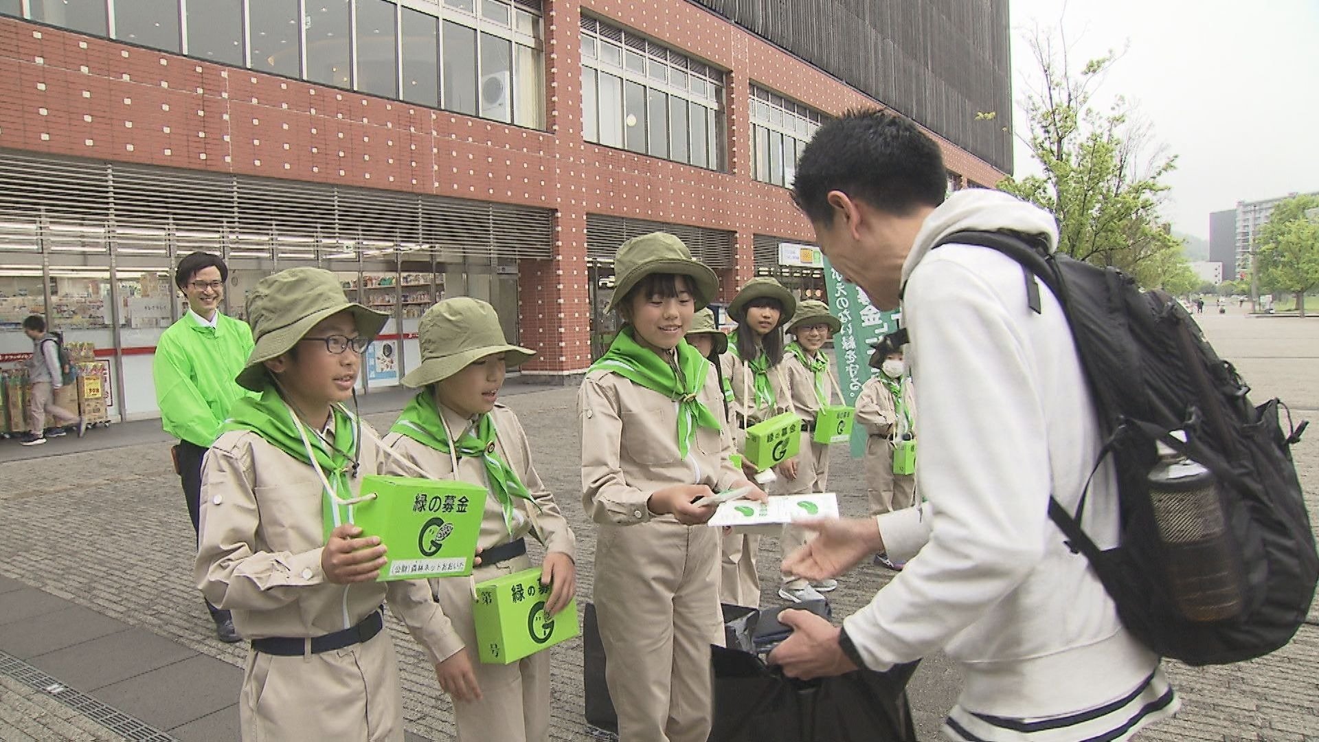 「緑の募金」に協力を ＪＲ大分駅前で小学生らが呼びかけ