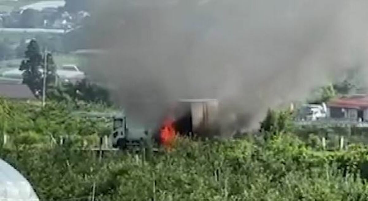 大きな爆発音も トラックの後部から出火し荷台など燃える 運転手は