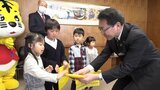 通学路は車に気をつけて 全新入学児童へ黄色いランドセルカバー贈呈 岩手・北上市 防犯「いかのおすし」シールも|TBS NEWS DIG