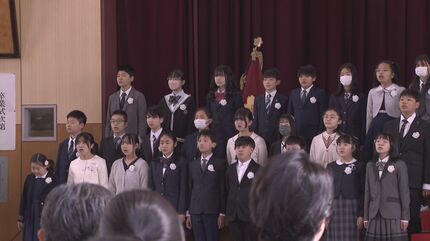 今ドキ小学生の｢卒業式｣事情 袴の着付けにヘアセット…髪には金箔