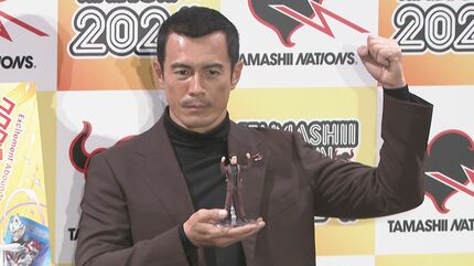 伊藤英明】 “伊藤英明フィギュア“に大興奮 「自分のフィギュア化は夢