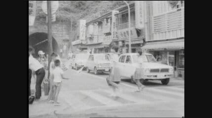 車道すれすれ通学路…今では考えられない危険がいっぱいだった【昭和40