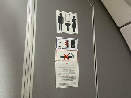 機内は禁煙なのになぜ灰皿があるのか？飛行機の謎を調べると