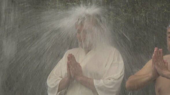 大寒の富山で極寒の滝行！大岩山日石寺に60人集結…冷たさの先にある「温かさ」　新人アナも無病息災を祈願　|　富山のニュース｜天気・防災｜チューリップテレビ