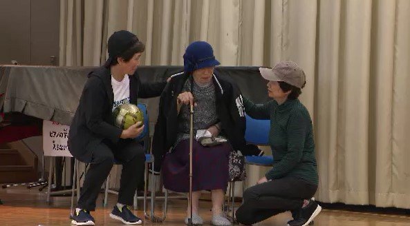 子どもたちに認知症の高齢者との接し方を寸劇で…民生児童委員が小学校で認知症学習会、顔の高さを合わせて穏やかに声をかける様子演じる　|　SBC NEWS | 長野のニュース | SBC信越放送