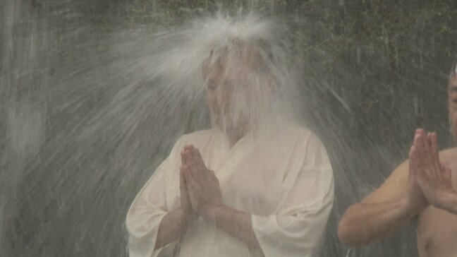 大寒の富山で極寒の滝行！大岩山日石寺に60人集結…冷たさの先にある「温かさ」　新人アナも無病息災を祈願|TBS NEWS DIG