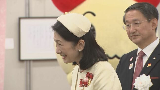 秋篠宮妃紀子さま 7年ぶりに鳥取県へ 日本赤十字社名誉副総裁として「献血運動推進全国大会」ご出席 午前中は高校生らと交流中、“サイン”を求められ応じる一場面も|TBS NEWS DIG