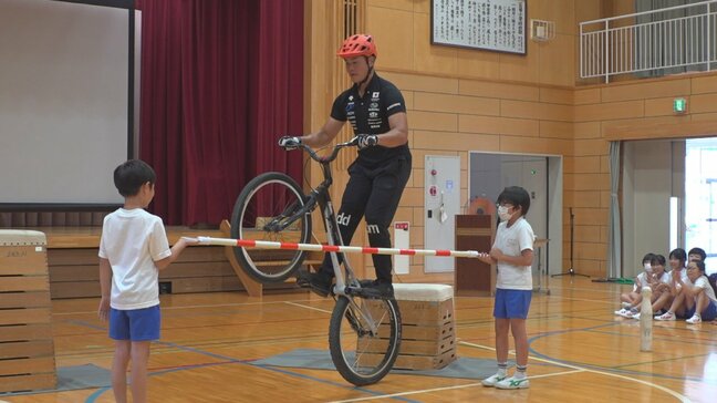 プロ自転車ライダーが児童に自転車の危険予測運転やヘルメットの重要性、交通ルールの大切さを伝える 山梨・一宮西小|TBS NEWS DIG