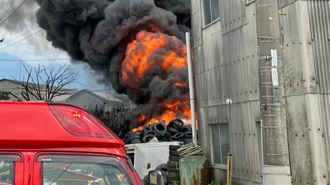 資材置き場の火災が鎮火　通報からおよそ20時間近く燃える　山梨|TBS NEWS DIG