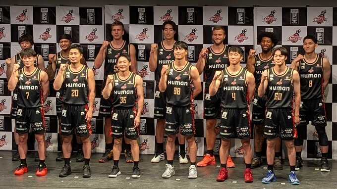 【大阪エヴェッサ】２０２５―２６シーズンの新体制発表　スローガンは今年も「ＯＳＡＫＡ ＳＯＵＬ　やったるで！」藤田弘輝ヘッドコーチ「エヴェッサが強くなれば、Ｂリーグも大阪も盛り上がる」|TBS NEWS DIG
