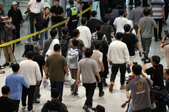 米国で拘束の韓国人労働者、チャーター機で帰国－外国人含む330人