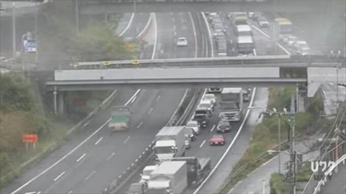 中央道　下り線で軽乗用車が横転　談合坂SA付近を先頭に10㎞の渋滞【午後0時10分現在】|TBS NEWS DIG