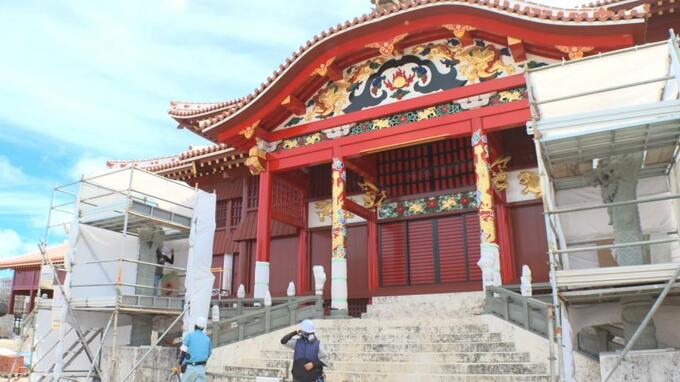 首里城正殿の守護神「大龍柱」設置完了 最終仕上げ作業へ【写真あり】　沖縄|TBS NEWS DIG