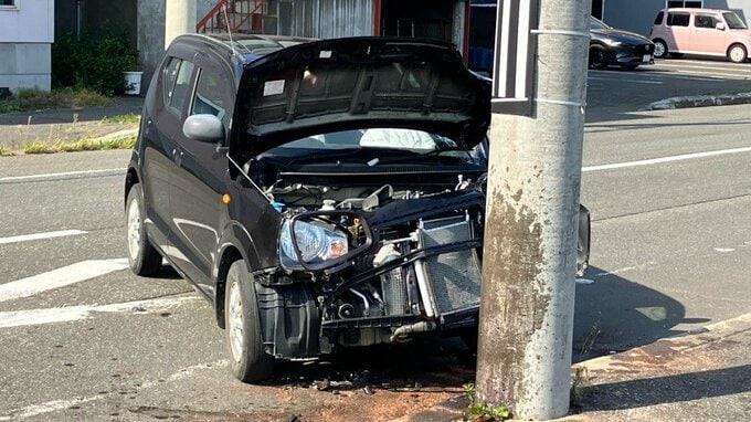 車のサンバイザーを下ろして物が落下…80代女性が運転する軽乗用車が電柱に突っ込む　北海道稚内市|TBS NEWS DIG