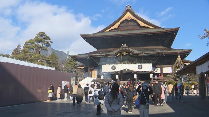 長野・善光寺で「お煤払い」年末恒例の大掃除　「平穏に暮らせるよう願い」　|　SBC NEWS | 長野のニュース | SBC信越放送