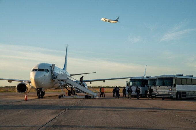 トランプ政権、24時間いつでも移民を国外に－専用航空機を保有へ
