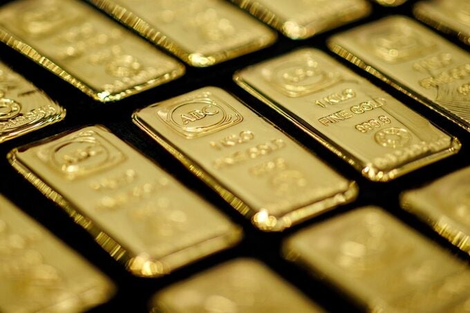 金スポット価格が初の4000ドル突破、米政府閉鎖や景気懸念で上昇加速