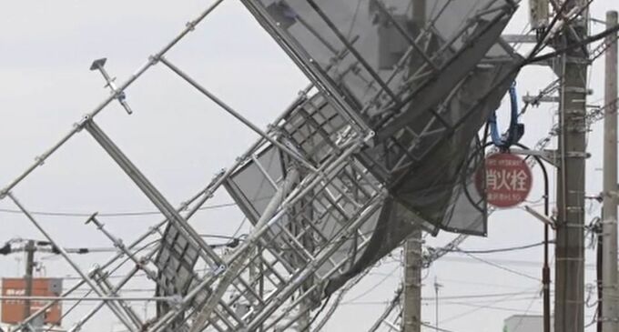 強風で住宅工事現場の足場崩れて電線に引っかかる けが人なし 金沢市　|　石川県のニュース｜MRO北陸放送