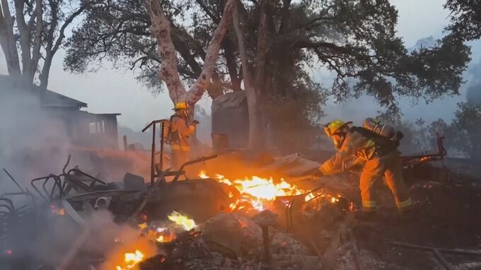 ロサンゼルス郊外で大規模な山火事 消火活動に約1700人を動員 東京・世田谷区の面積に相当するおよそ60平方キロメートルが焼ける