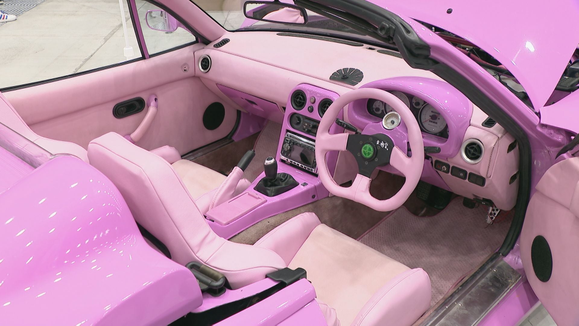 格好の良さにこだわって色とりどりにドレスアップされた車やバイク約