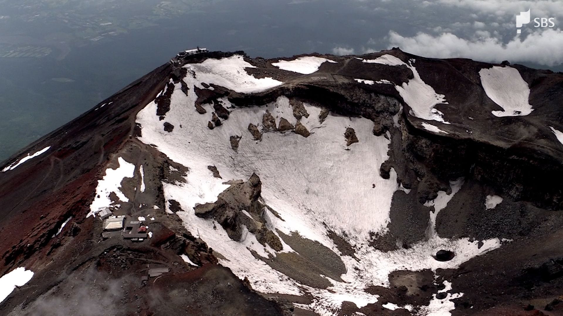 人間が丸ごと数十メートル飛ばされる」富士山の山頂特有の危険性 3遺体